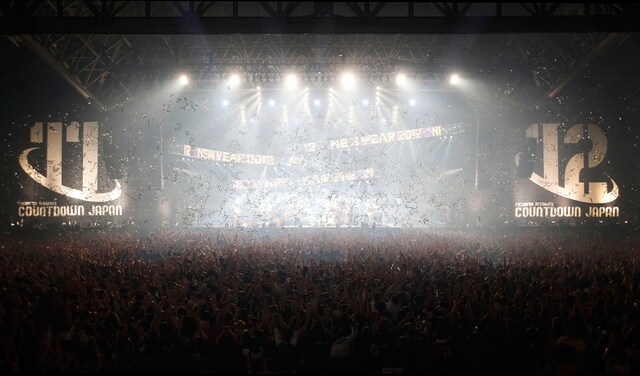 EARTH STAGEで元日0時を迎えた瞬間には、特効の銀テープが舞った。