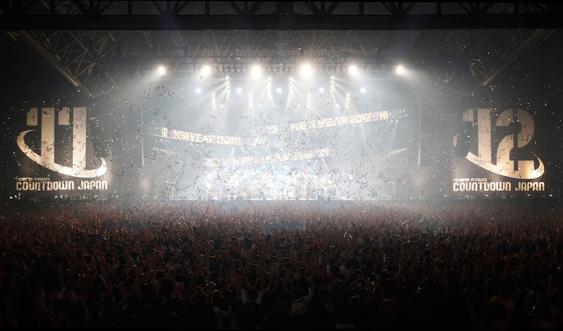 EARTH STAGEで元日0時を迎えた瞬間には、特効の銀テープが舞った。