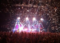 写真は12月31日に行われたSPYAIRカウントダウンライブの模様。