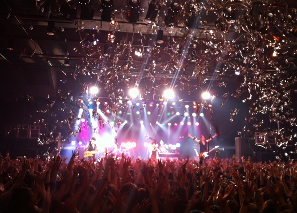 写真は12月31日に行われたSPYAIRカウントダウンライブの模様。