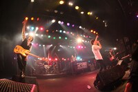 写真は12月31日に行われたSPYAIRカウントダウンライブの模様。