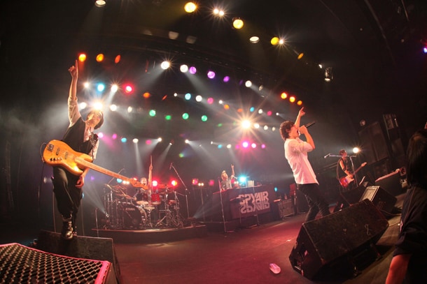 写真は12月31日に行われたSPYAIRカウントダウンライブの模様。