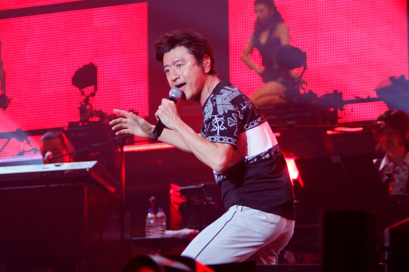 写真は「桑田佳祐 ライブ in 神戸＆横浜 2011 ～年忘れ!! みんなで元気になろうぜ!!の会～」より。