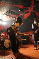 志磨遼平率いる新バンドのライブの模様。