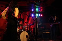 志磨遼平率いる新バンドのライブの模様。