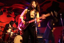 志磨遼平（写真中央）率いる新バンドのライブの模様。