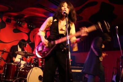 志磨遼平（写真中央）率いる新バンドのライブの模様。