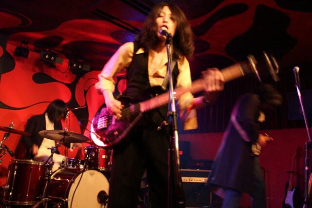 志磨遼平（写真中央）率いる新バンドのライブの模様。