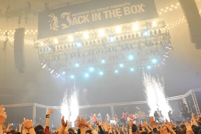 MAVERICK DC SUPER ALL STARSとして「READY STEADY GO」を熱演する出演者たち。