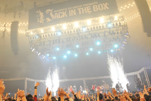 MAVERICK DC SUPER ALL STARSとして「READY STEADY GO」を熱演する出演者たち。