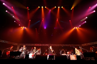 マオ（シド）、ken（L'Arc-en-Ciel）、ミヤ（ムック）、シュンジ（BeepSpree）、テルヤ（BeepSpree）、コータ（BeepSpree）、ユウキ（BeepSpree）によるSESSION E。