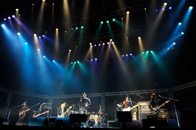 hyde（L'Arc-en-Ciel）、Shinji（シド）、シュンジ（BeepSpree）、テルヤ（BeepSpree）、YUKKE（ムック）、コータ（BeepSpree）、ユウキ（BeepSpree）によるSESSION F。