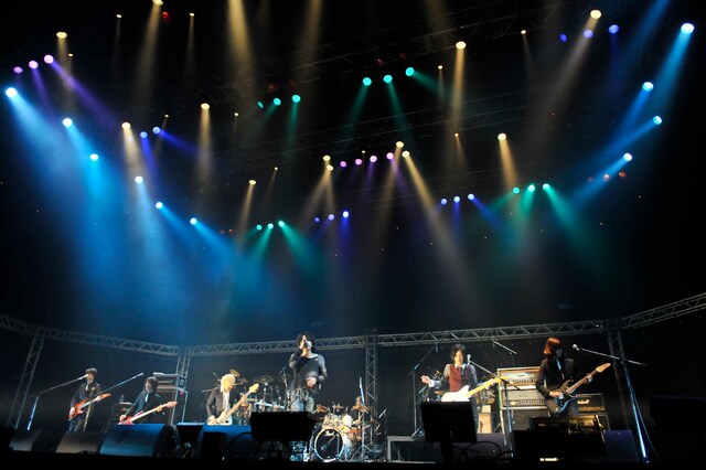 hyde（L'Arc-en-Ciel）、Shinji（シド）、シュンジ（BeepSpree）、テルヤ（BeepSpree）、YUKKE（ムック）、コータ（BeepSpree）、ユウキ（BeepSpree）によるSESSION F。