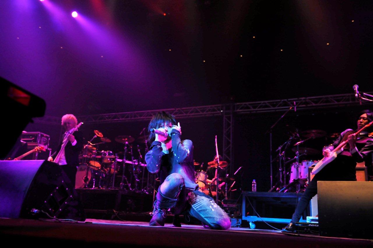 hyde（L'Arc-en-Ciel）、Shinji（シド）、シュンジ（BeepSpree）、テルヤ（BeepSpree）、YUKKE（ムック）、コータ（BeepSpree）、ユウキ（BeepSpree）によるSESSION F。