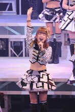 「モーニング娘。でいる数カ月は、リーダーとして精一杯がんばります！」と宣言した新垣里沙（写真は本日のコンサート「Hello! Project 2012 WINTER ハロ☆プロ天国 ～ロックちゃん～」より）。