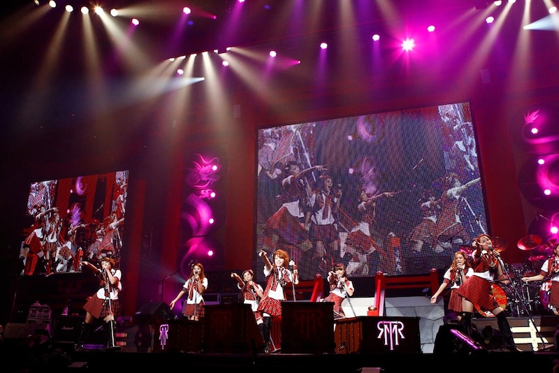 MCで「これから先も正月公演を続けていきたいし、ここでは意味のある曲を届けていきたい」と語った西川貴教（写真中央）。