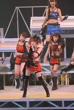 最後の5期メンバー新垣に続く6期メンバーとして、道重さゆみとともにモーニング娘。を牽引する田中れいな（写真中央）。