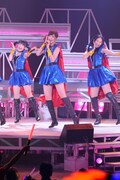 Berryz工房は赤いマントを羽織って新曲「Be 元気＜成せば成るっ！＞」を披露（写真左から嗣永桃子、熊井友理奈、須藤茉麻）。