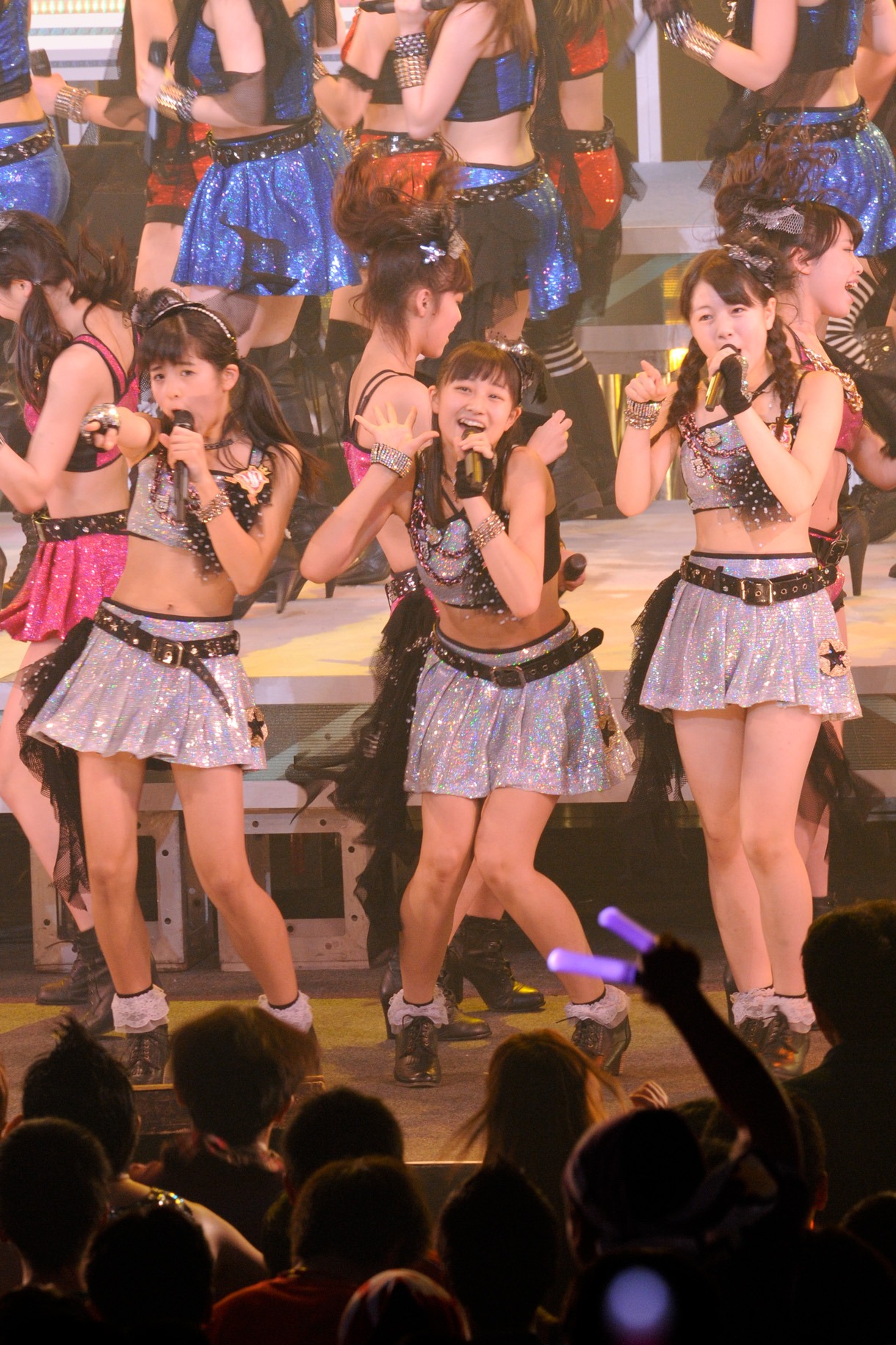 スマイレージは昨年末で前田憂佳が卒業し6人編成となった（写真左から田村芽実、和田彩花、中西香菜）。