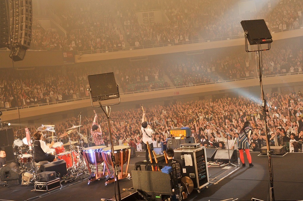 「10th Anniversary tour (This Is The)Base Ball Bear part.2『Live 新呼吸』」の模様。（撮影：古溪一道）