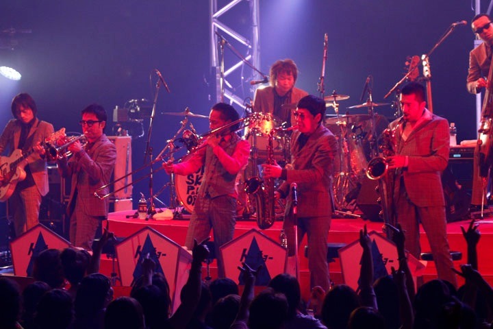 熱演を繰り広げる東京スカパラダイスオーケストラ。