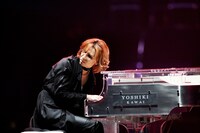 「ASIA GIRLS EXPLOSION」でパフォーマンスを披露するYOSHIKI。