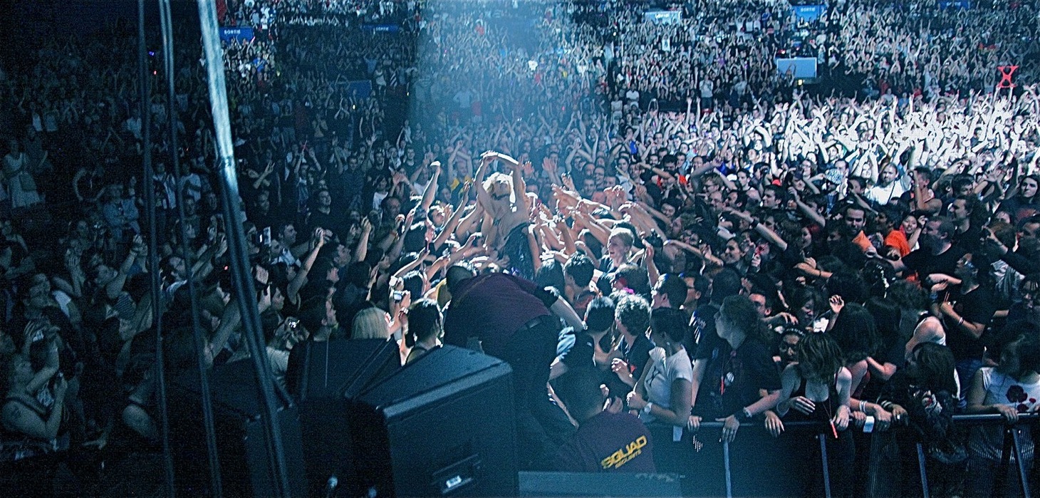 X JAPANのフランス公演で客席に飛び込むYOSHIKI。