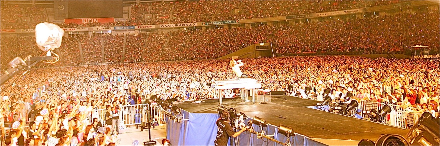 「a-nation 10th Anniversary for Life Charge & Go! ウイダーin ゼリー」でのX JAPANのステージ。