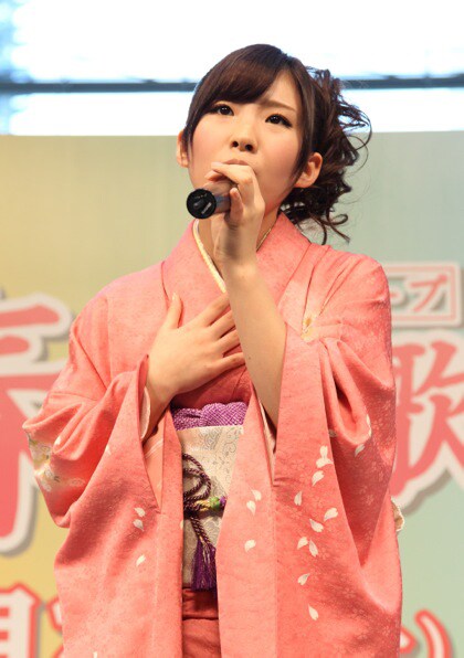 初めて観客の前でオリジナル演歌「無人駅」を歌う岩佐美咲。