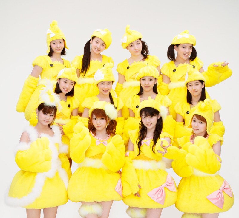 モーニング娘。(写真上段および中段が9期&10期メンバー)