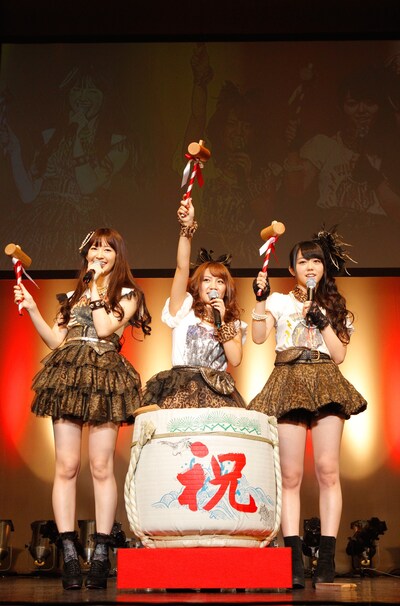 鏡開きをするノースリーブス。