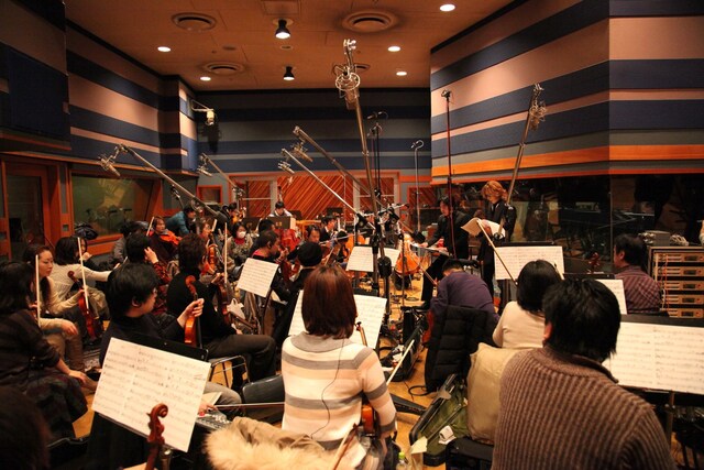 テーマ曲レコーディング中の様子。