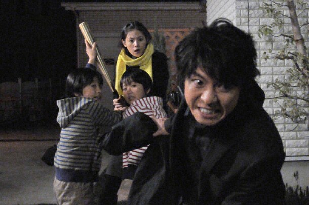 ドラマ「ステップファザー・ステップ」第1話のワンシーン。