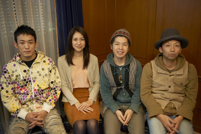 FUNKY MONKEY BABYSに囲まれる松下奈緒（写真左から2番目）。