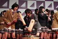 「新年のご挨拶させてくださいっ！会」にて、餅つきをする乃木坂46。