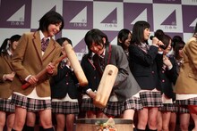 「新年のご挨拶させてくださいっ！会」にて、餅つきをする乃木坂46。
