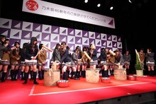 「新年のご挨拶させてくださいっ！会」にて、餅つきをする乃木坂46。