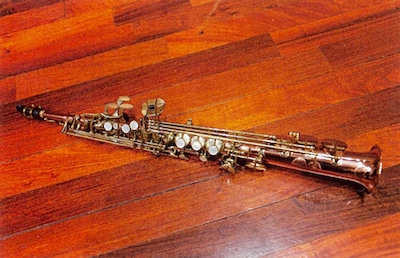 現在捜索中の元晴のソプラノサックス。磨いた十円玉のような赤い銅の色をしている。