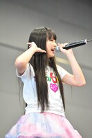 残り時間を気にしながらも「ももクノは高城さん仕切りだから高城さんOKが出ないとトークを締められない」と客席に説明していたMC担当の佐々木彩夏。