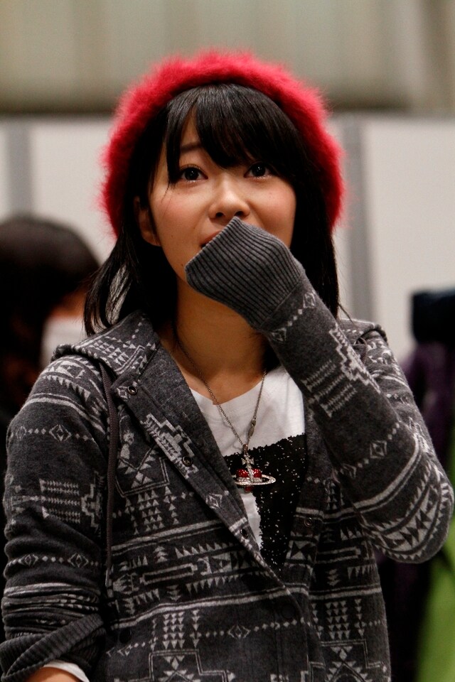 突然のソロデビュー発表に驚きを隠せない指原莉乃。