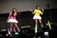 実行委員長・高城れにの指名により年少組の玉井詩織と佐々木彩夏の2人がAKB48「言い訳Maybe」を披露。