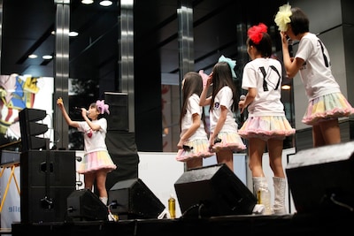 ライブは「独占！ももクノ60分 vol.2」の“実行委員長”である高城れにがストップウォッチをスタートさせることから始まる。