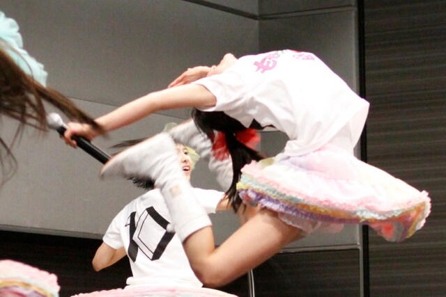 2012年初ライブとなったこの日も見事なえびぞりジャンプを決めた百田夏菜子。