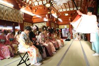 祈祷を受けるAKB48＆SKE48メンバー。