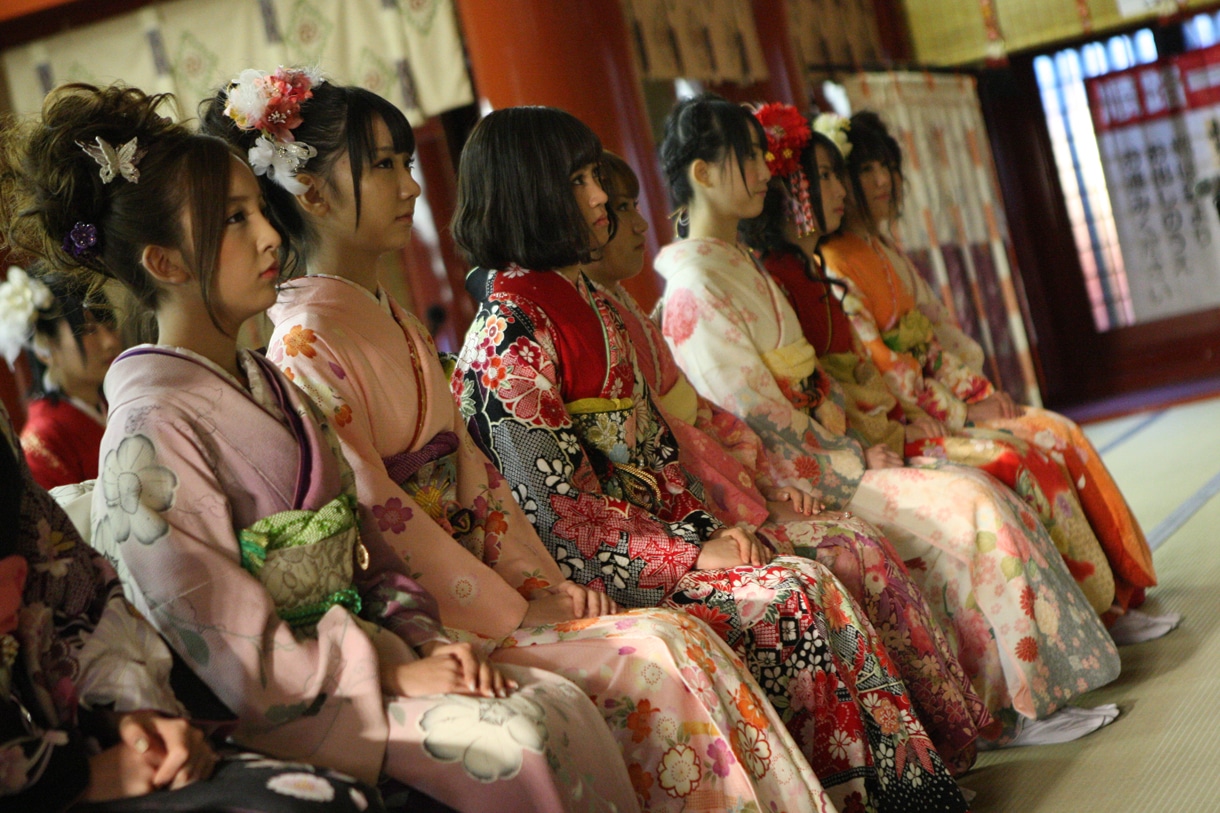 祈祷を受けるAKB48＆SKE48メンバー。