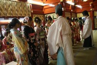 祈祷を受けるAKB48＆SKE48メンバー。