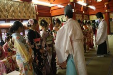 祈祷を受けるAKB48＆SKE48メンバー。