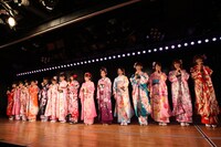 成人式を終え、AKB48劇場に登場したAKB48新成人メンバー。