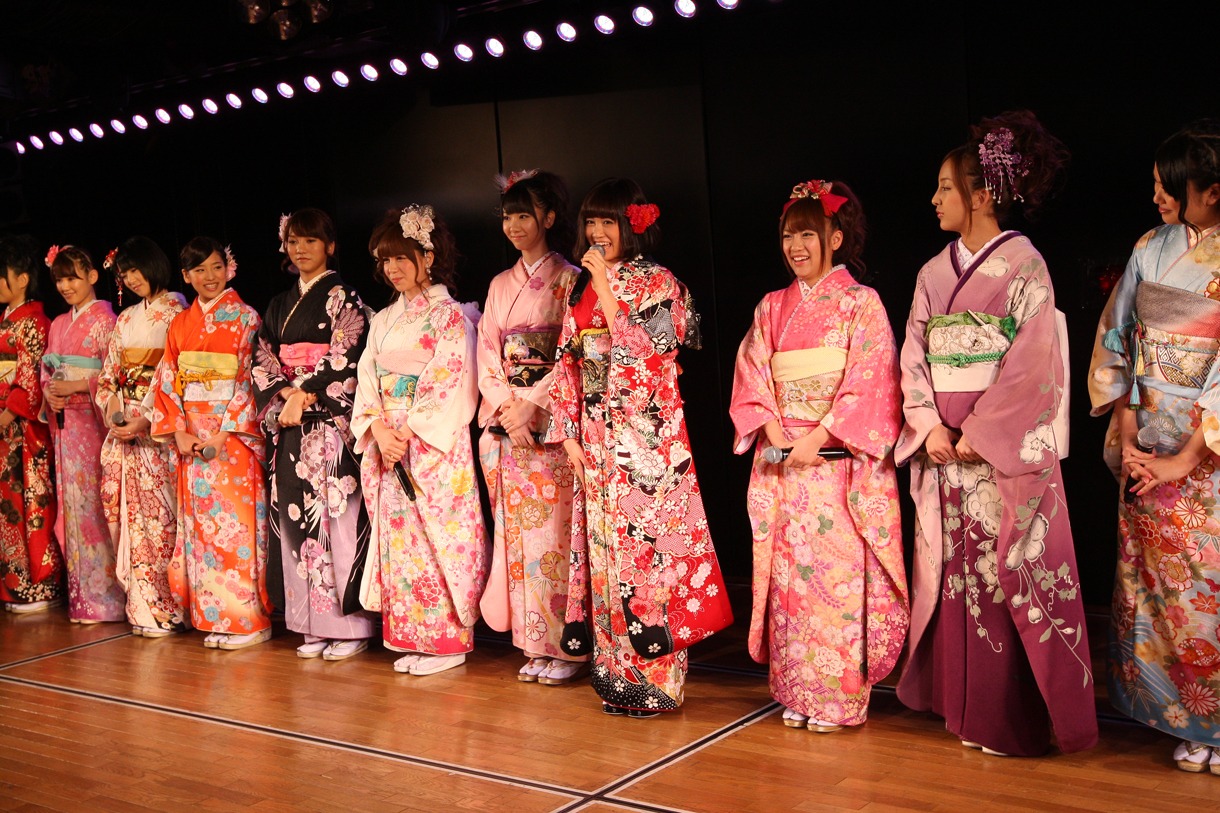 成人式を終え、AKB48劇場に登場したAKB48新成人メンバー。