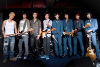 ドラマ「ハングリー！」のキャストたちと記念撮影するTHE BAWDIESの4人。